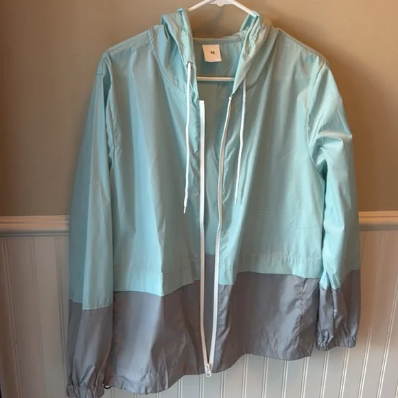 LN RAINCOAT SUOER LIGHTWEIGHT HOOD POCKETS BUNGEES TO ADJUST, SIZE MEDIUM - Picture 5 of 17